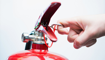 Hướng dẫn cách sử dụng bình chữa cháy bột an toàn hiệu quả